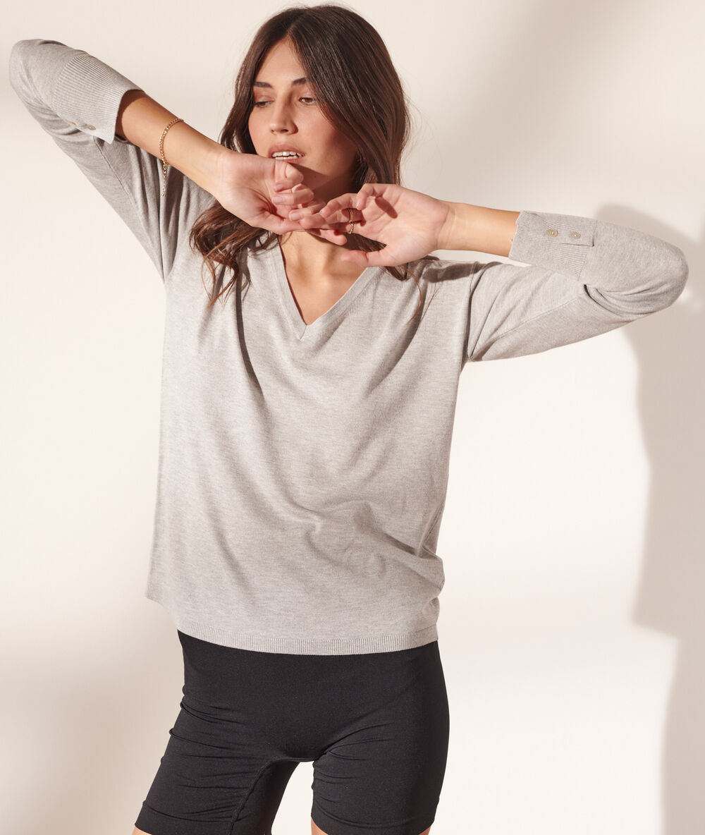 Pull col v en maille fine gris chine clair.