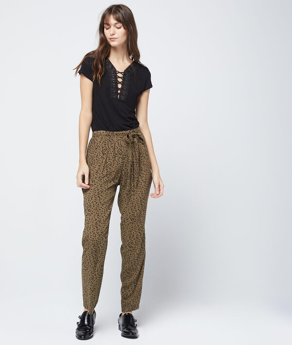 Pantalon carotte à imprimé léopard kaki.