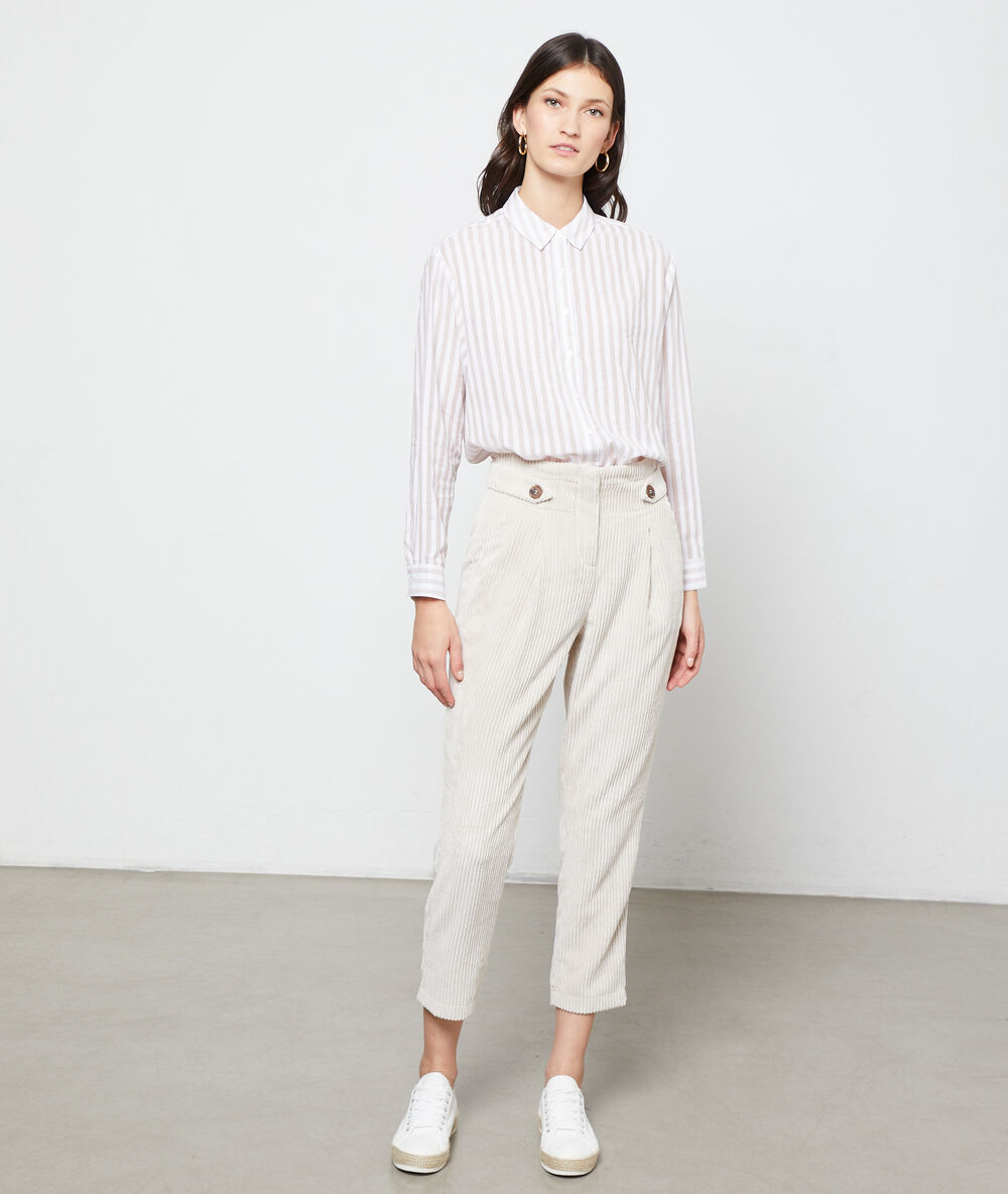 Chemise à rayures beige rose.
