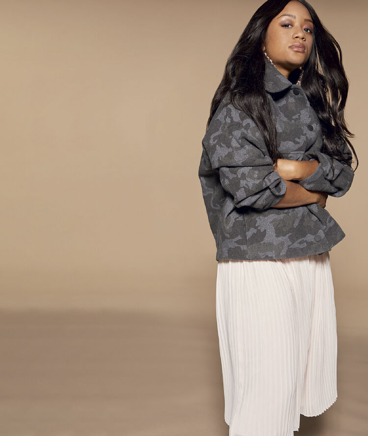 Manteau court imprimé camouflage taupe.