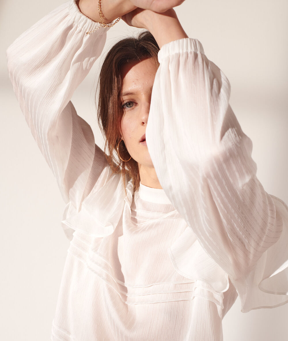Blouse col montant à volants ecru.