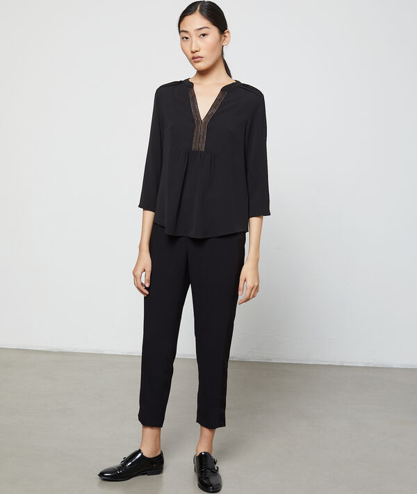 Blouse à décolleté guipure noir.