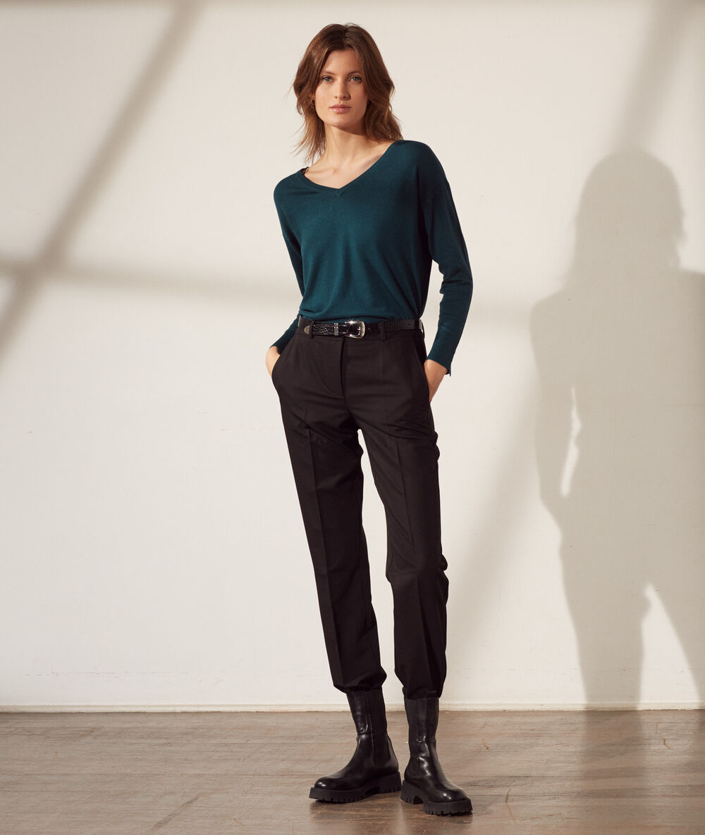 Pull col v en maille fine vert paon.