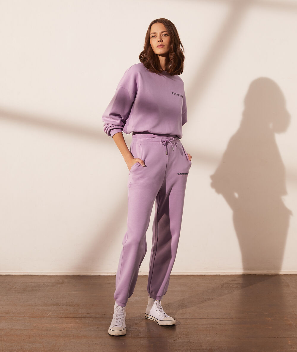 Pantalon jogger lilas.