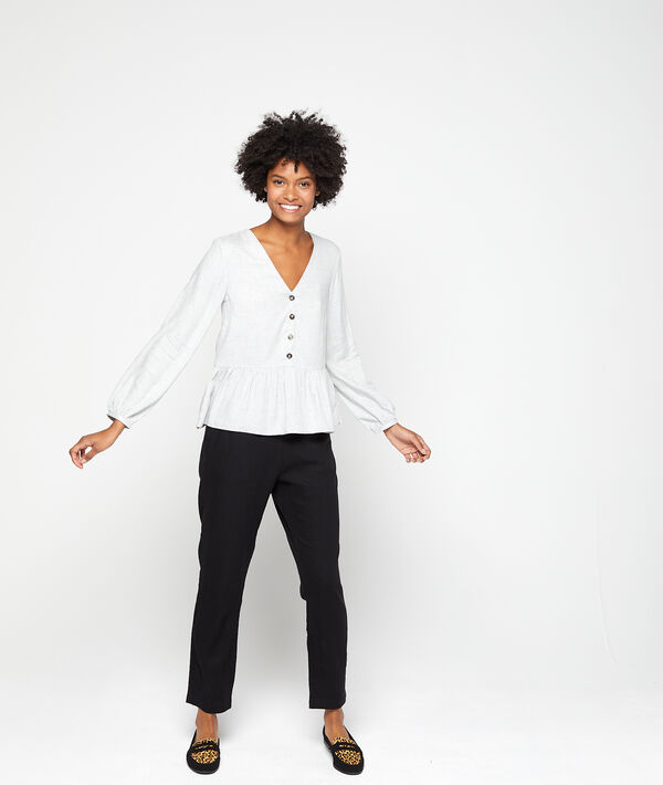 Blouse boutonnée à volants gris chiné clair.