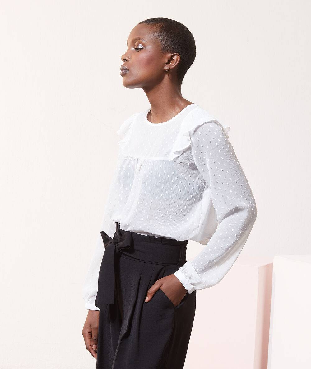 Blouse en plumetis ecru.