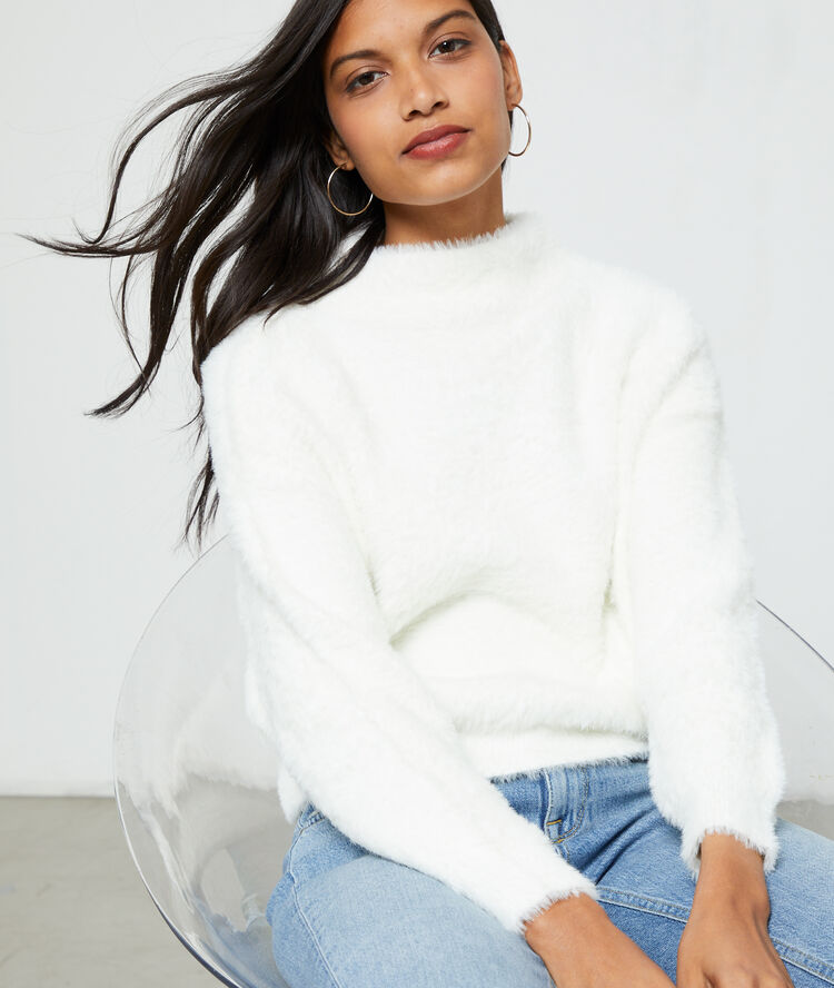 Pull col montant en maille fluffy ecru.
