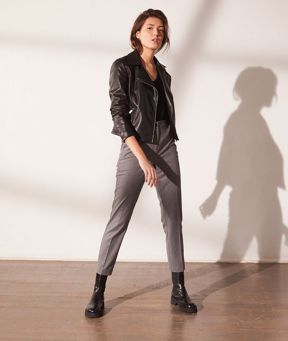 Pantalon cigarette à rayures gris chine.