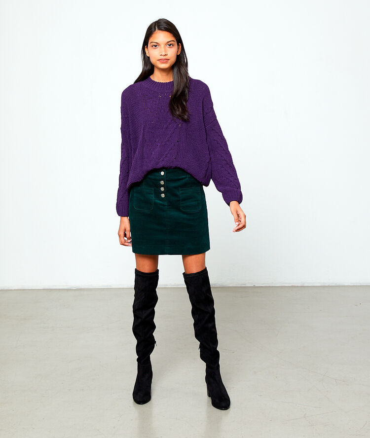 Pull torsadé en grosse maille violet.