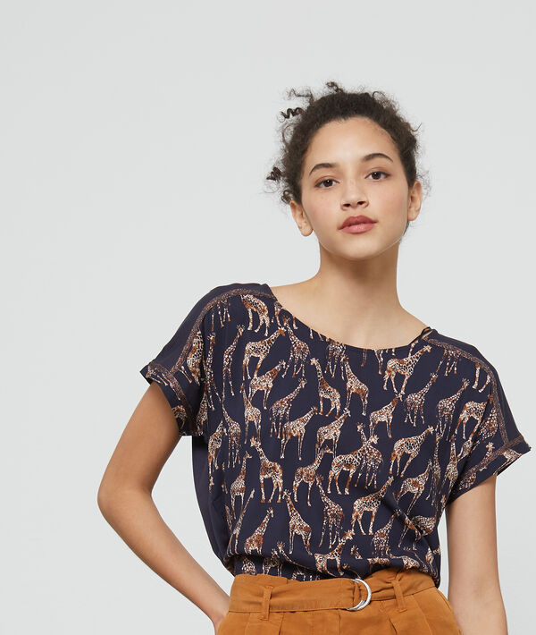 T-shirt à motifs girafes marine.
