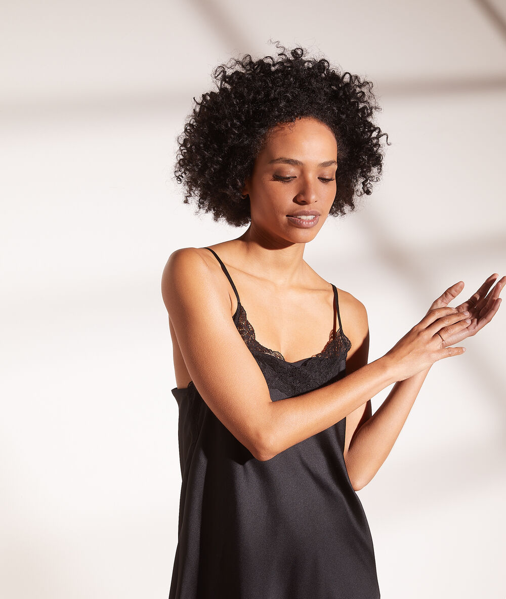 Robe satinée 2 en 1 - brassière intégrée noir.