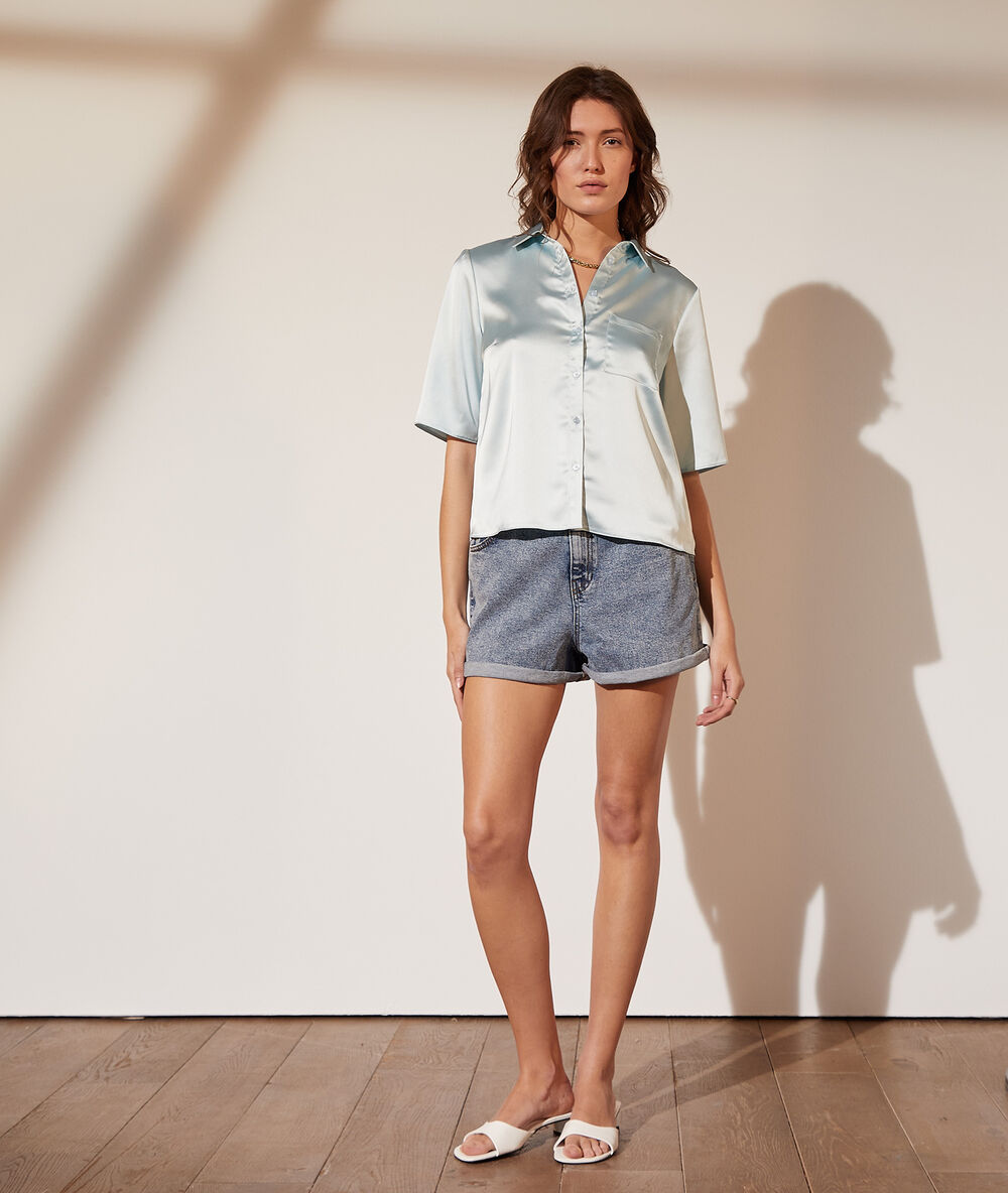Chemise satinée celadon.