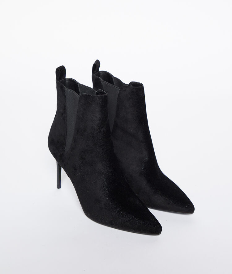 Bottines à talons fins noir.