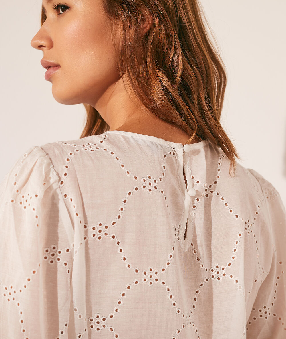 Blouse avec broderie anglaise ecru.