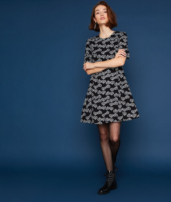 Robe à motifs cœur noir.