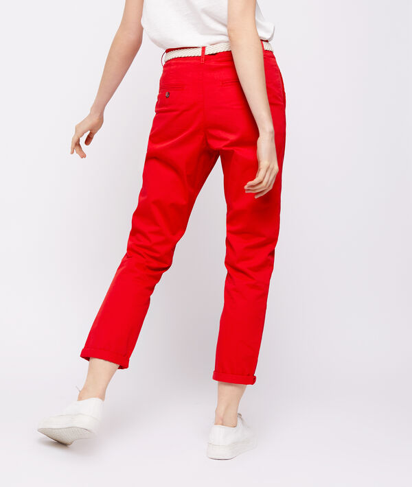 Pantalon court ceinturé en coton bio rouge.
