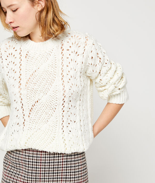 Pull en grosse maille torsadée ecru.
