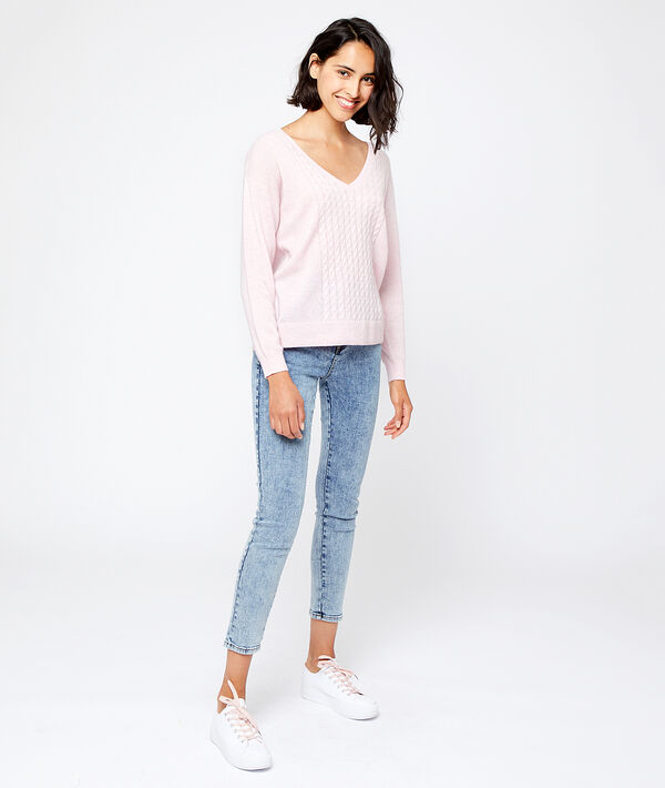 Pull torsadé en cachemire nude.