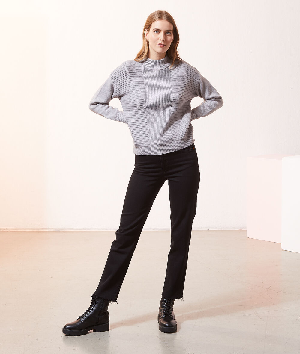 Pull col montant en grosse maille gris chine clair.