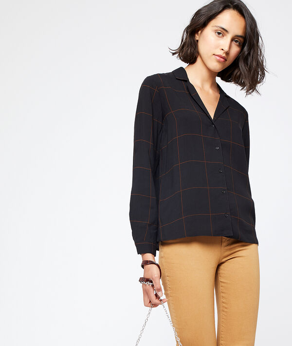 Chemise à carreaux noir.