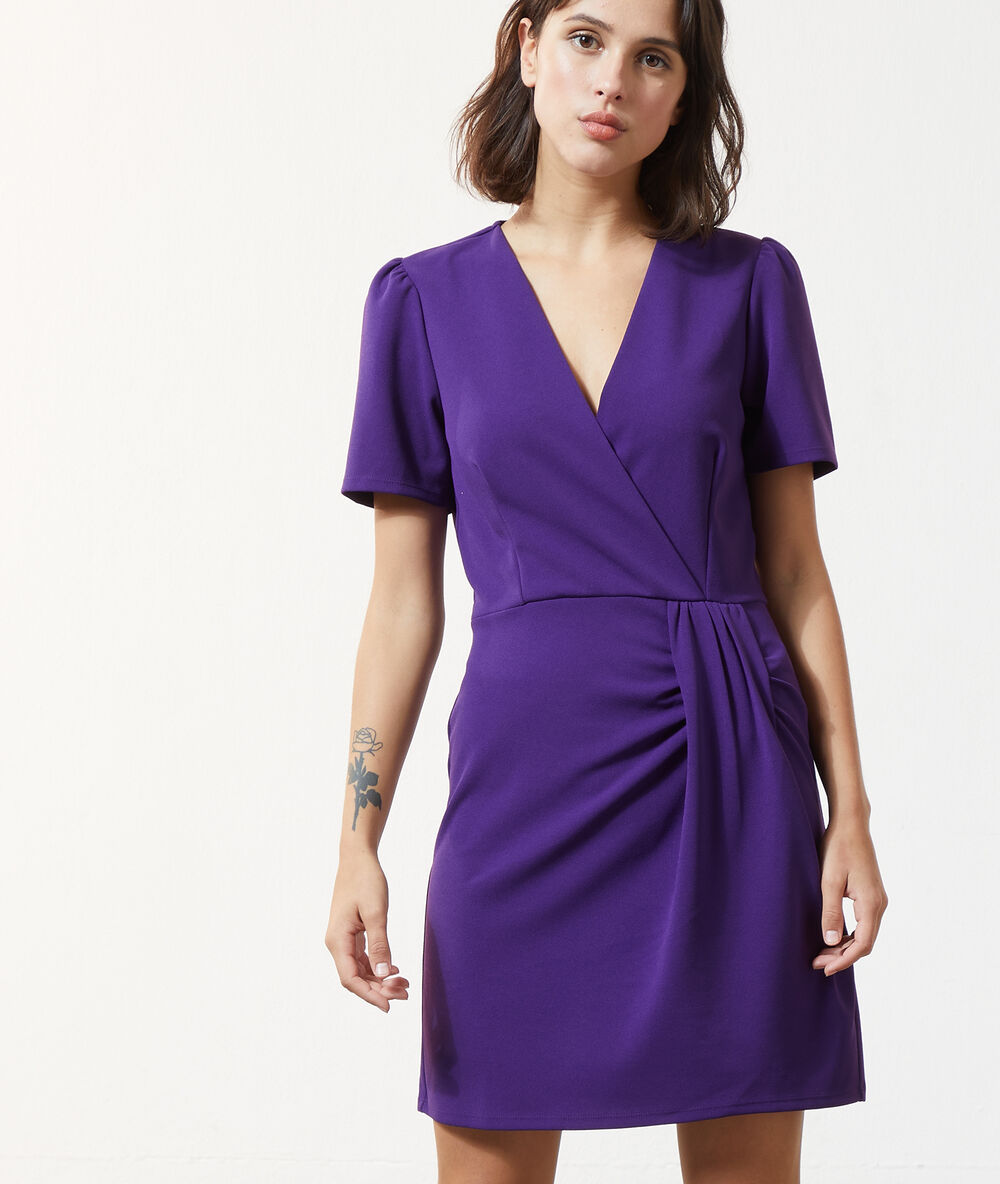 Robe courte drapée violet.