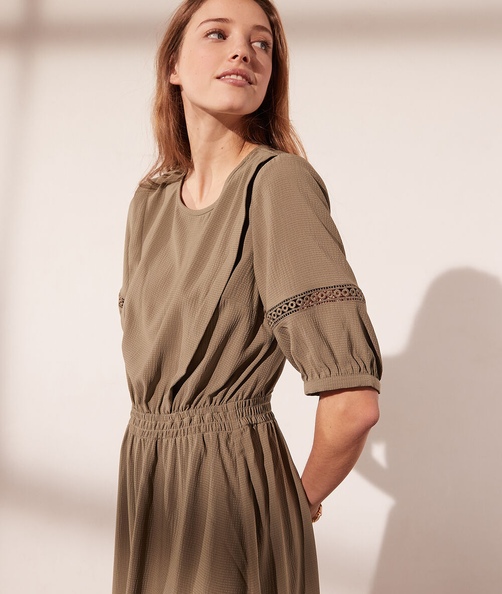 Robe smockée dos ouvert kaki fonce.