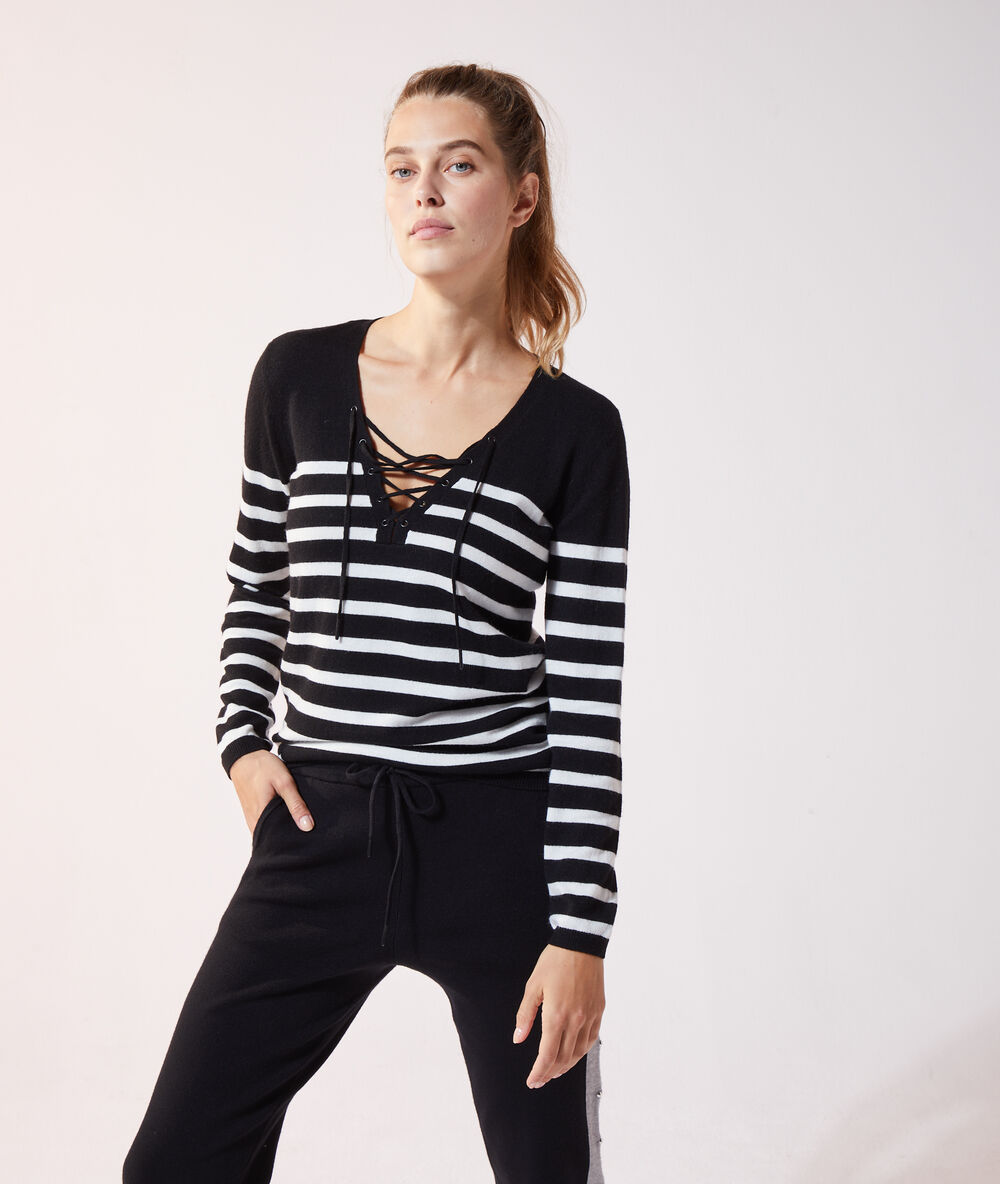 Pull rayé à laçage noir.