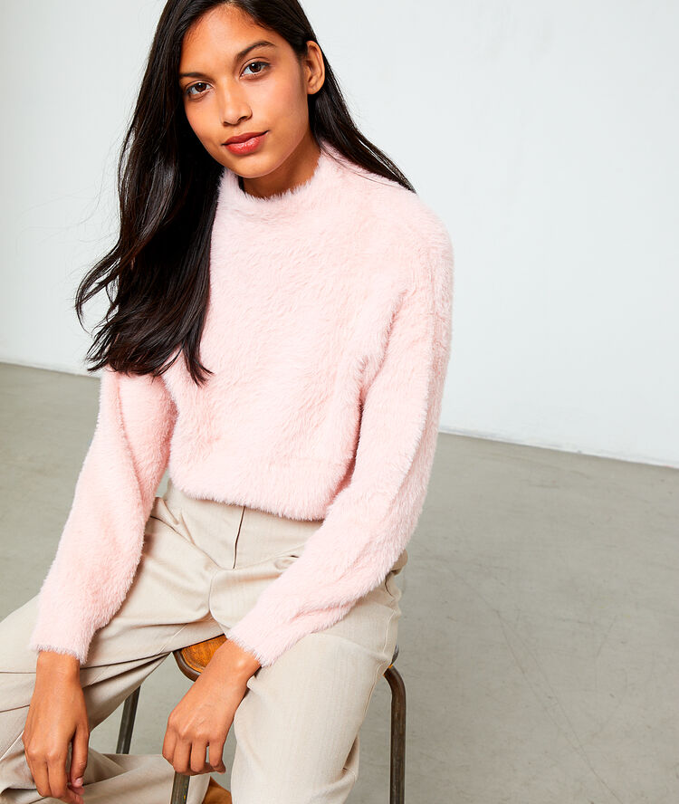 Pull col montant en maille fluffy vieux rose.