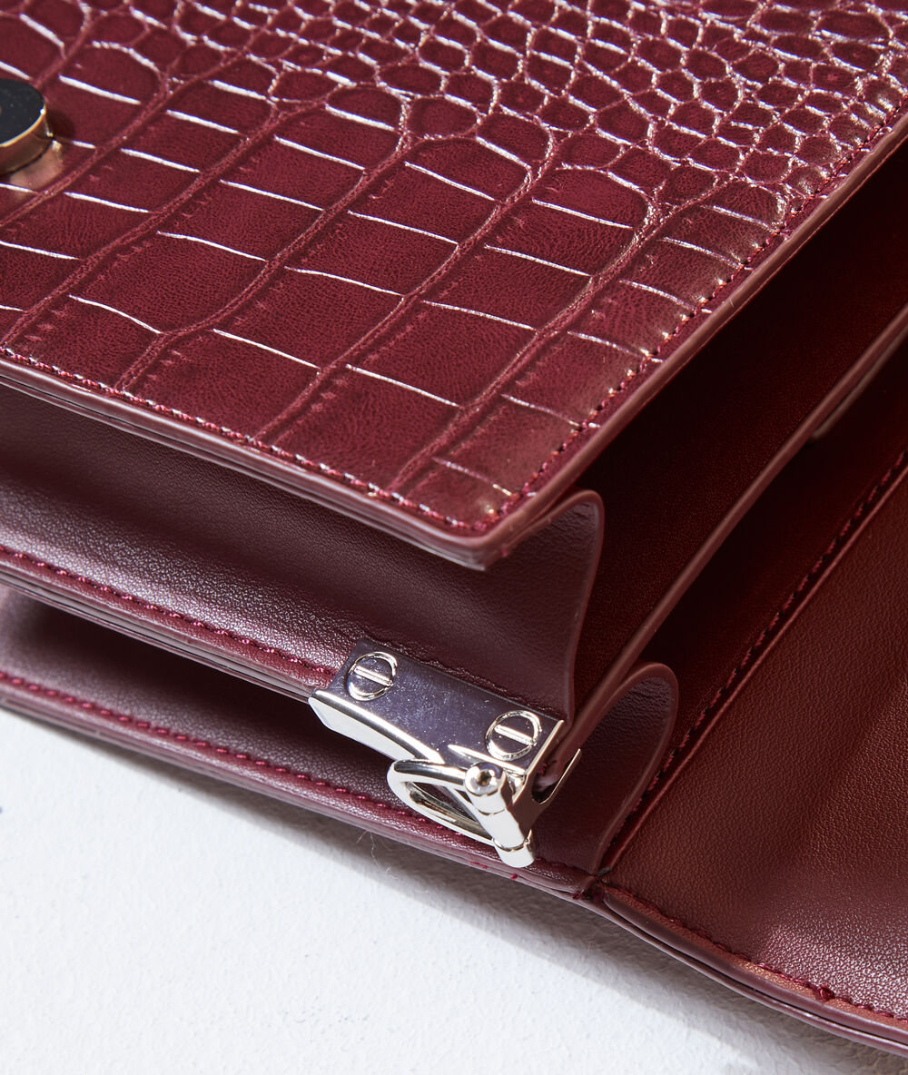 Sac à bandoulière effet croco bordeaux.