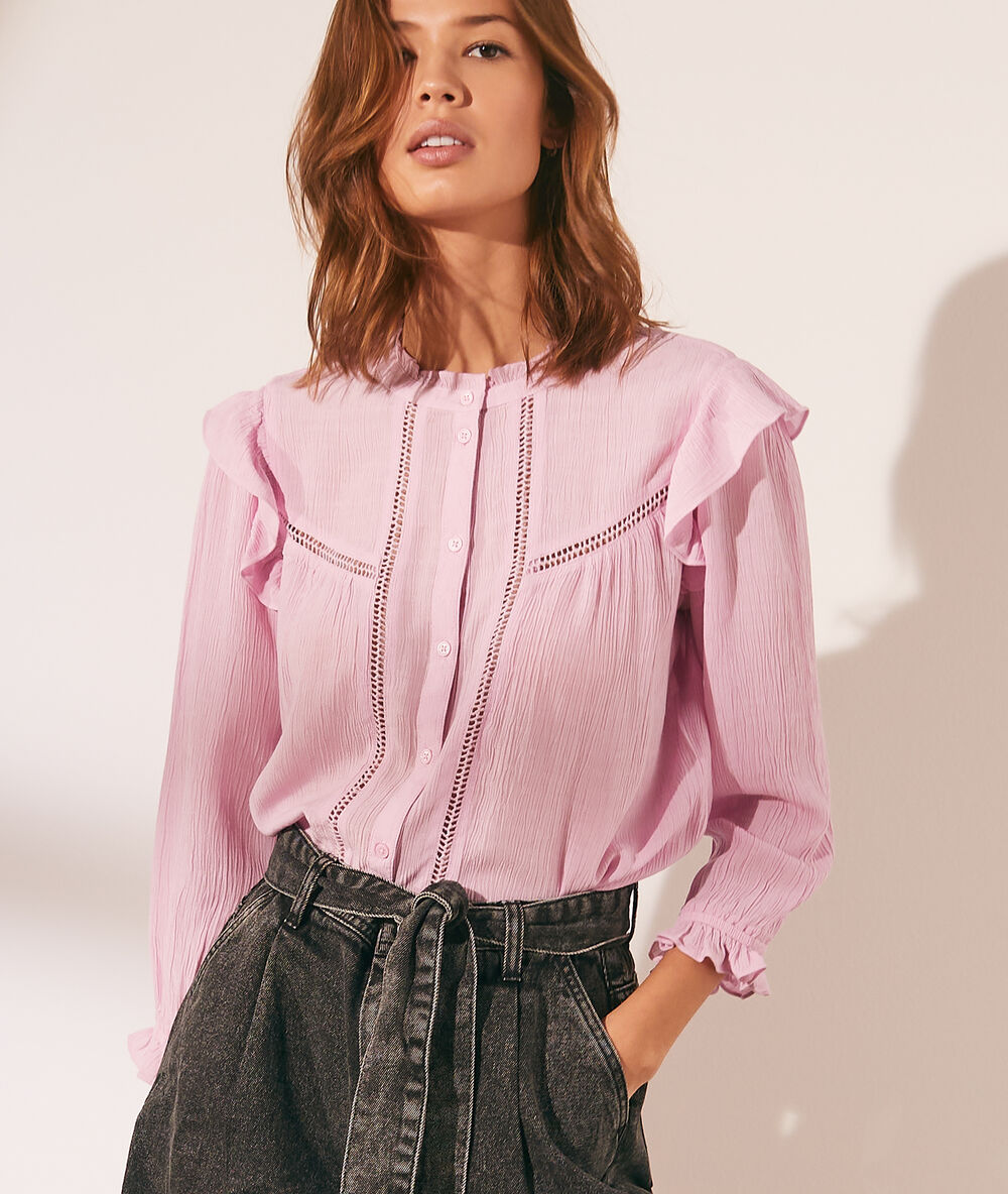 Chemise à volants avec détails en dentelle guimauve.