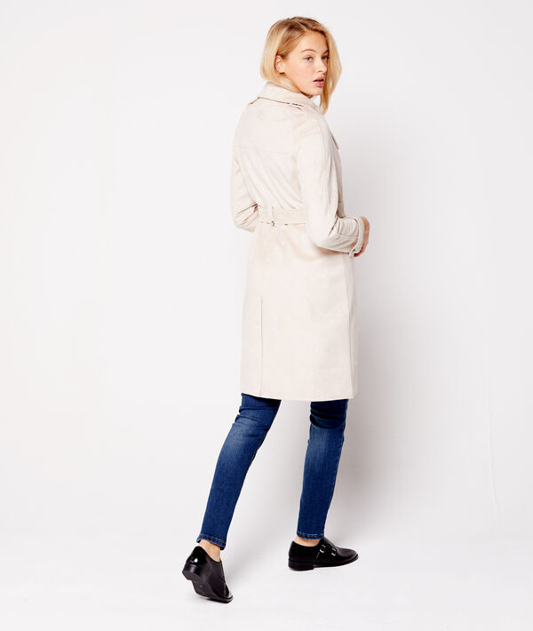 Trench ceinturé beige.