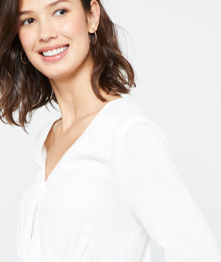 Blouse boutonnée ecru.