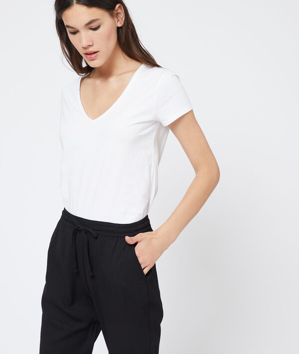 T-shirt col v en coton blanc.