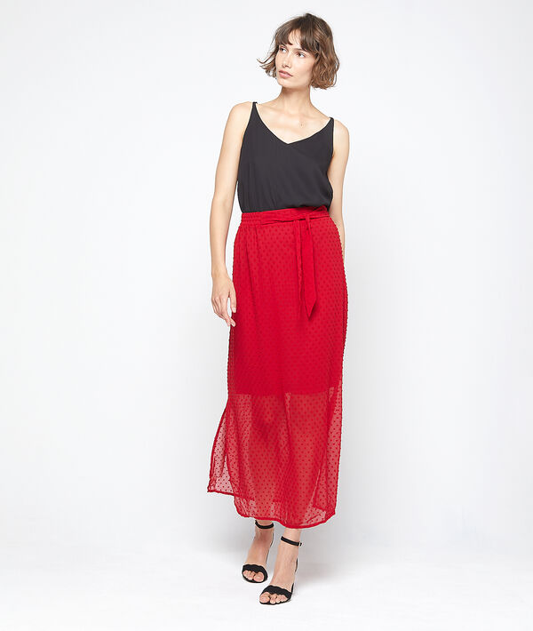 Jupe longue en plumetis rouge.