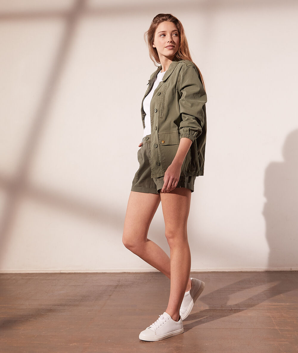 Veste cargo kaki fonce.