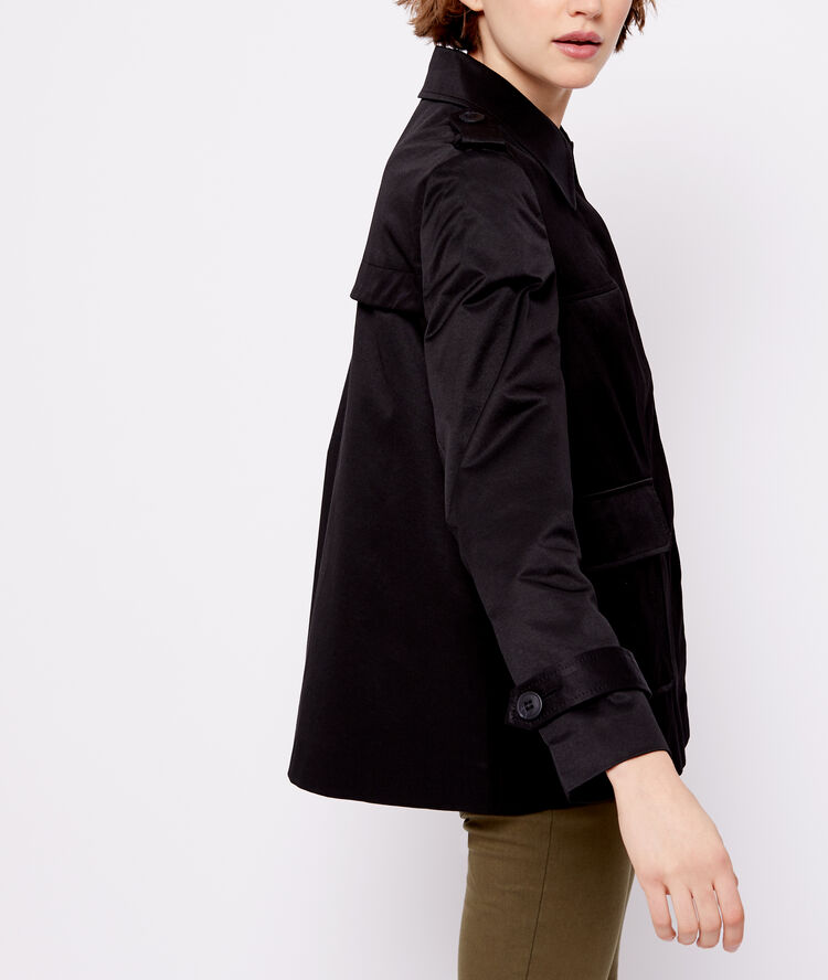 Veste courte boutonnée noir.