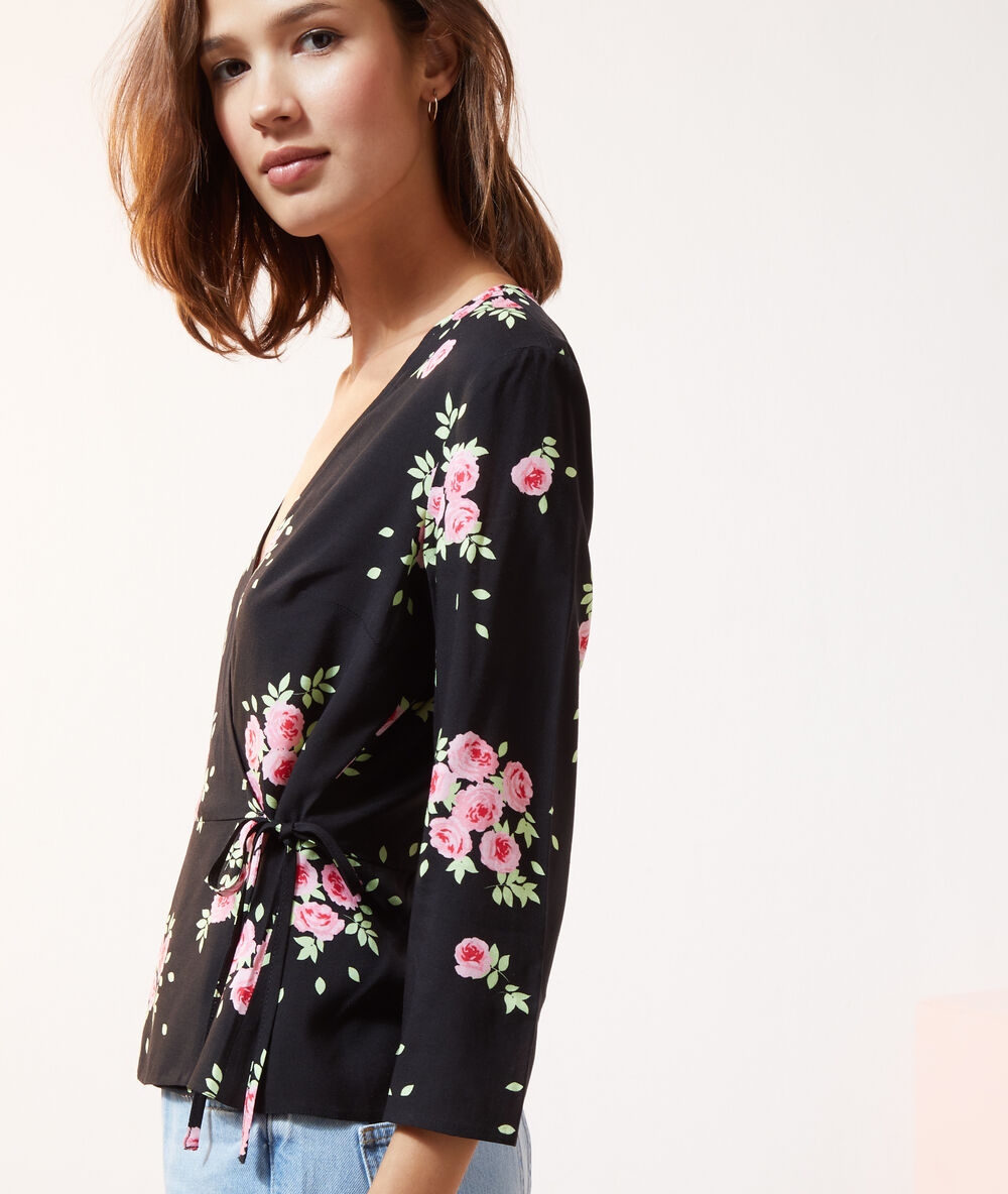 Blouse cache-cœur, imprimé fleuri noir.