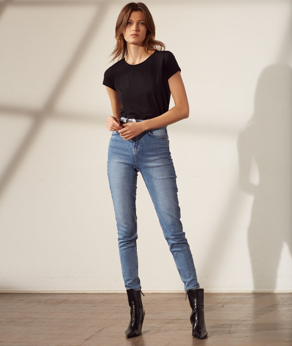 T-shirt col rond en coton bio noir.