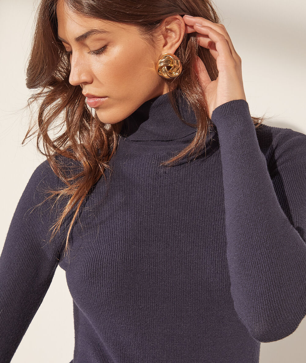 Robe col roulé en maille éco-responsable marine.
