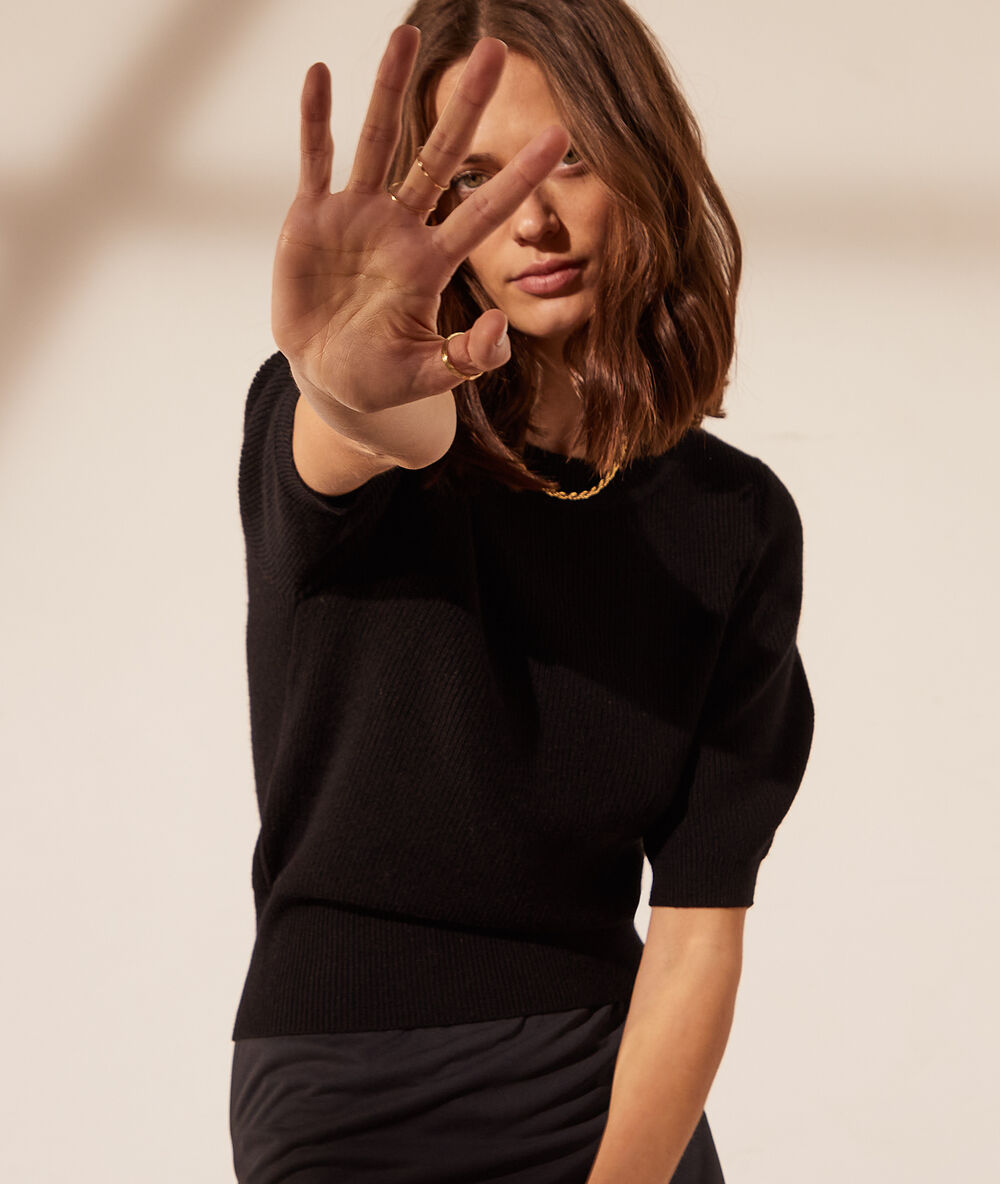 Pull en maille, manches ballon noir.