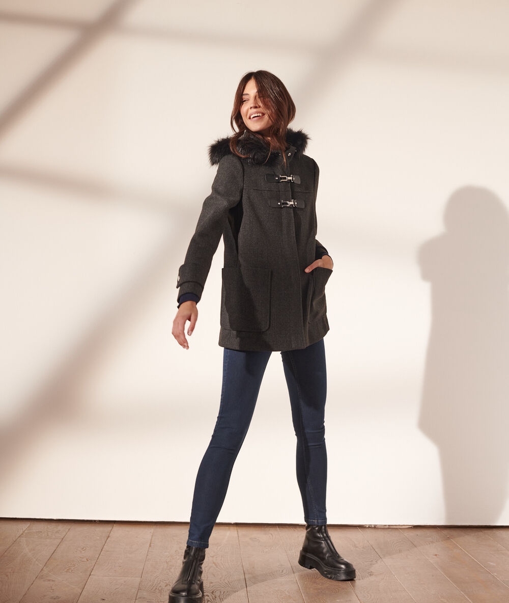 Manteau à capuche fourrure synthétique gris chine.