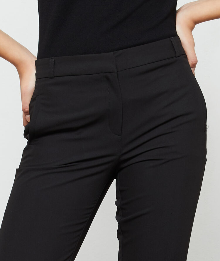 Pantalon cigarette noir.