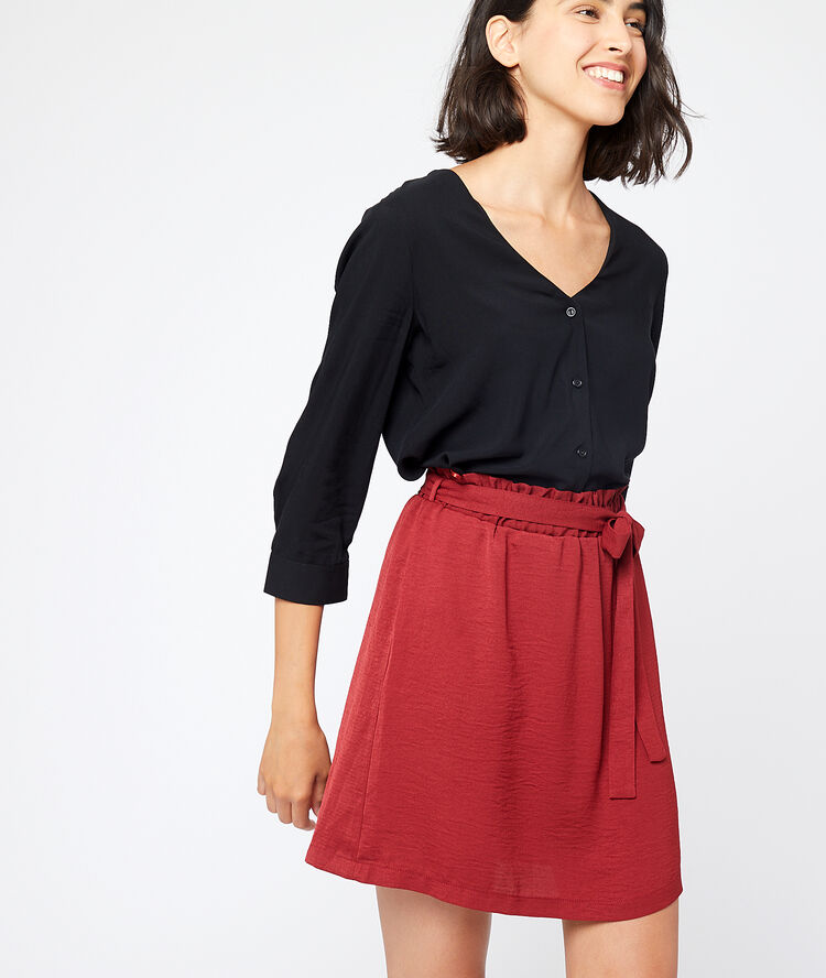 Blouse col v boutonnée noir.