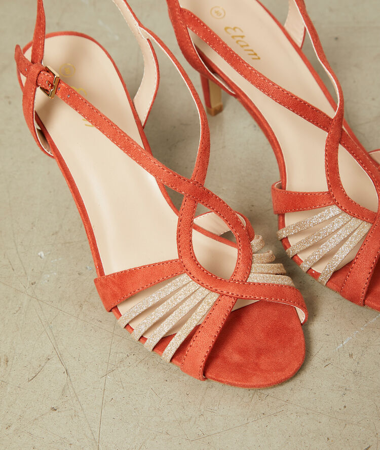 Sandales à talons framboise.
