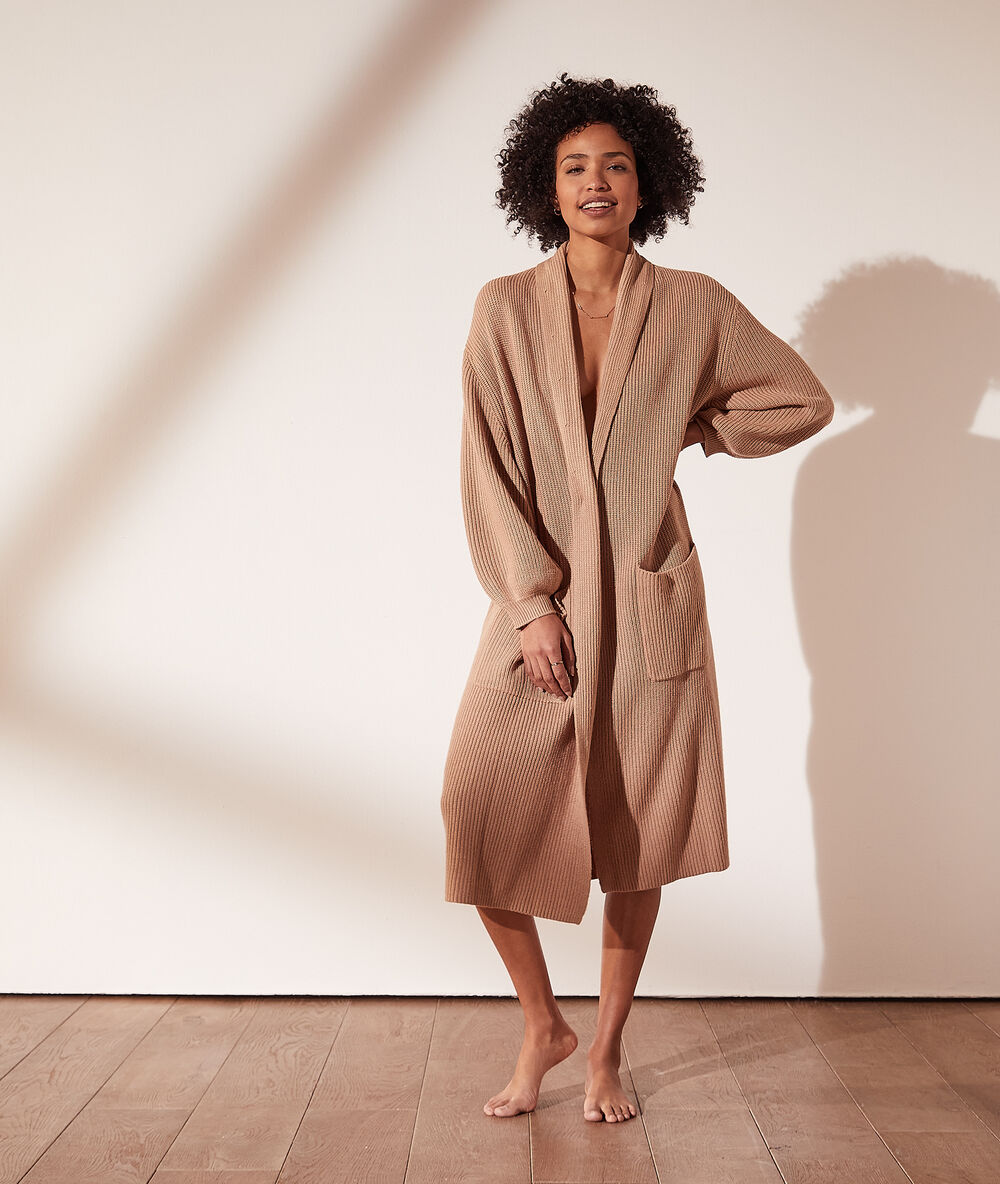 Cardigan long en maille camel.