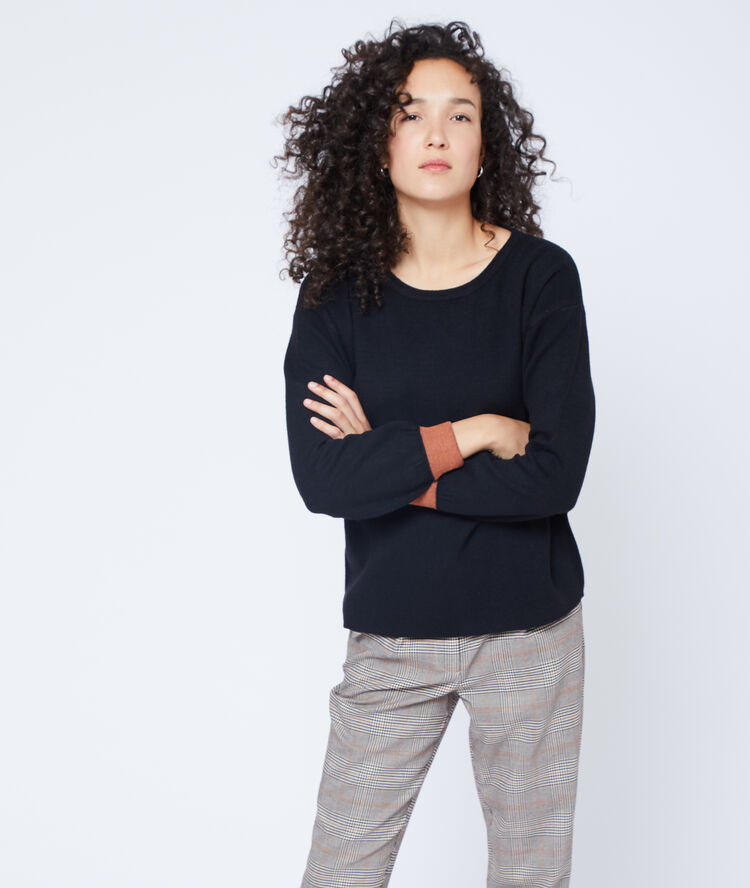 Pull en maille douce noir.