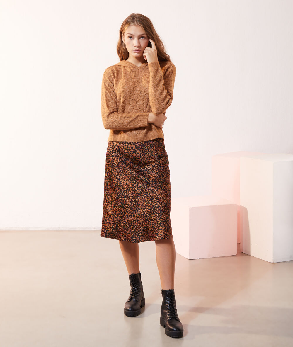 Pull à capuche en maille pointelle caramel.
