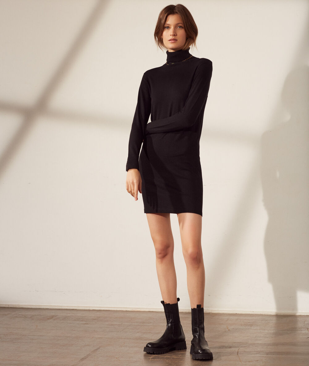 Robe pull à col roulé noir.