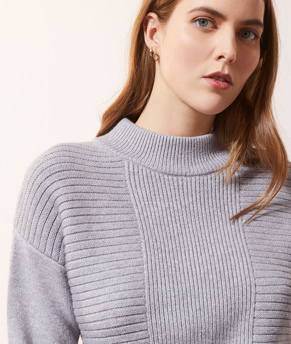 Pull col montant en grosse maille gris chine clair.