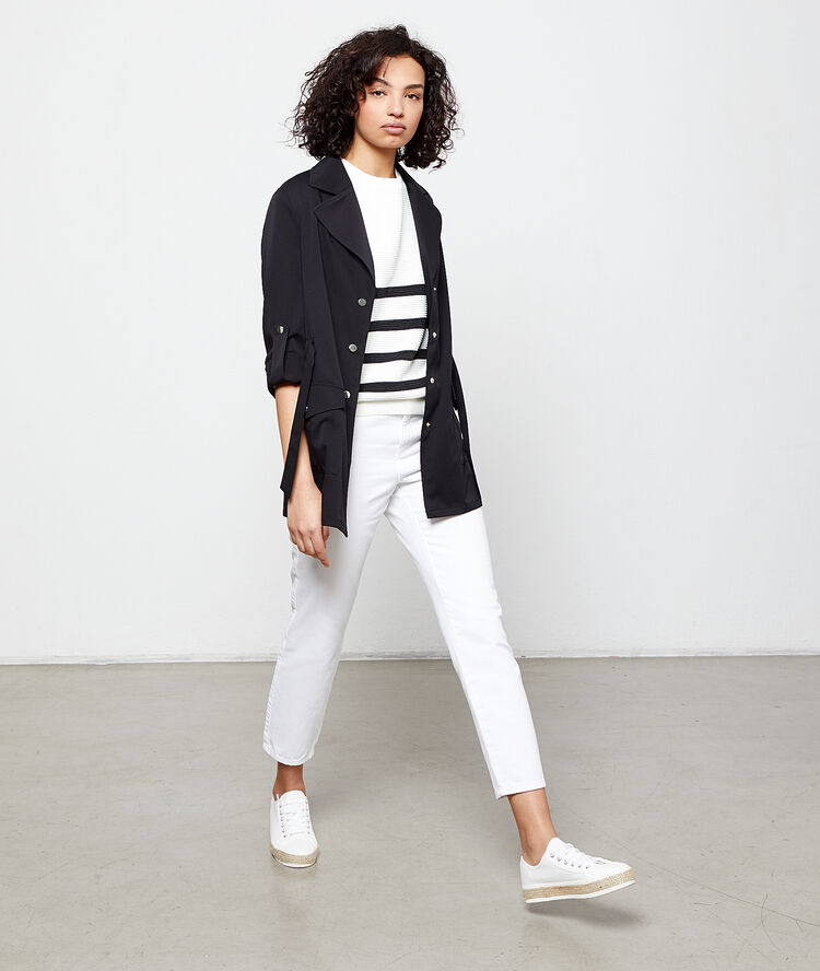 Trench court noir.